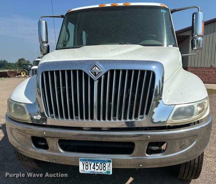 image for item EB2756 2003 International 4400 flatbed truck