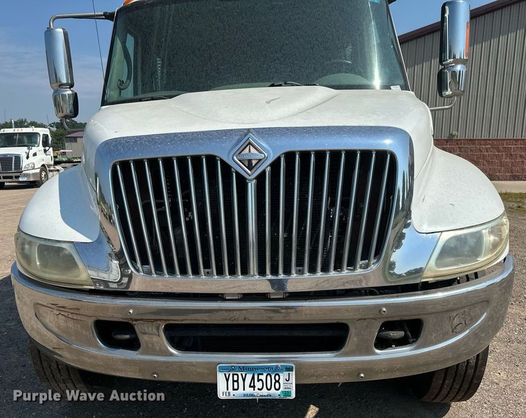 image for item EB2756 2003 International 4400 flatbed truck