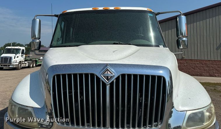 image for item EB2756 2003 International 4400 flatbed truck