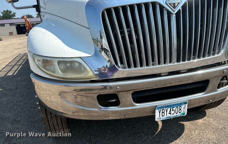 image for item EB2756 2003 International 4400 flatbed truck