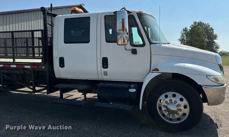image for item EB2756 2003 International 4400 flatbed truck