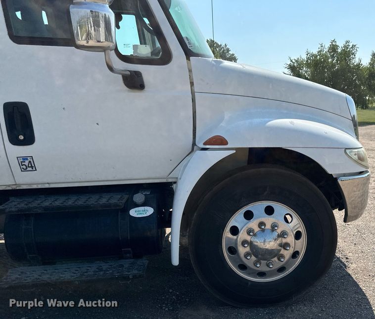 image for item EB2756 2003 International 4400 flatbed truck