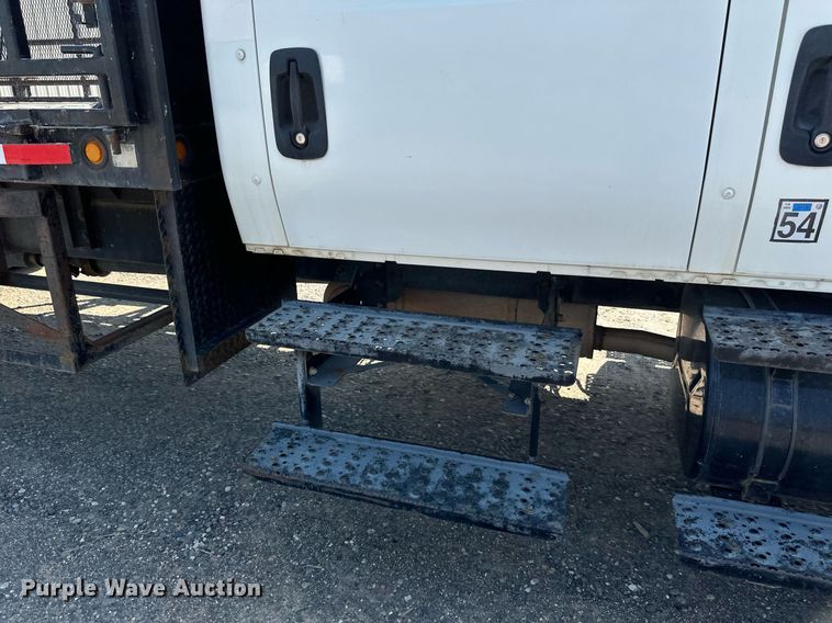 image for item EB2756 2003 International 4400 flatbed truck