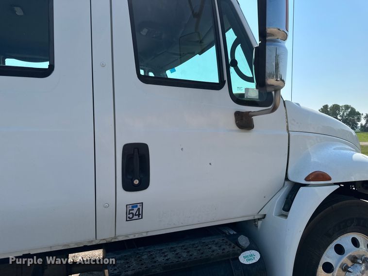 image for item EB2756 2003 International 4400 flatbed truck