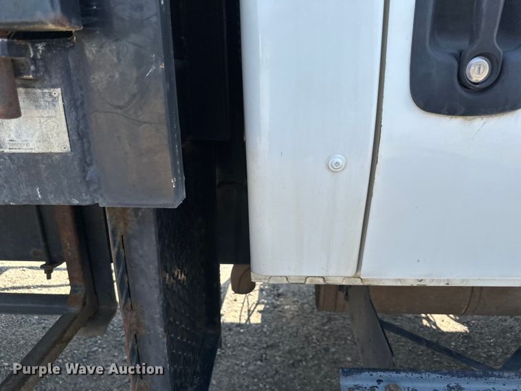 image for item EB2756 2003 International 4400 flatbed truck