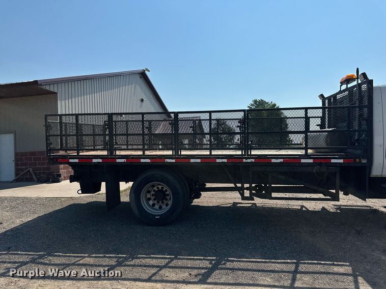 image for item EB2756 2003 International 4400 flatbed truck