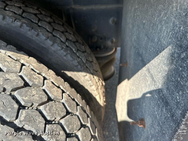 image for item EB2756 2003 International 4400 flatbed truck