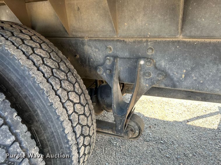 image for item EB2756 2003 International 4400 flatbed truck