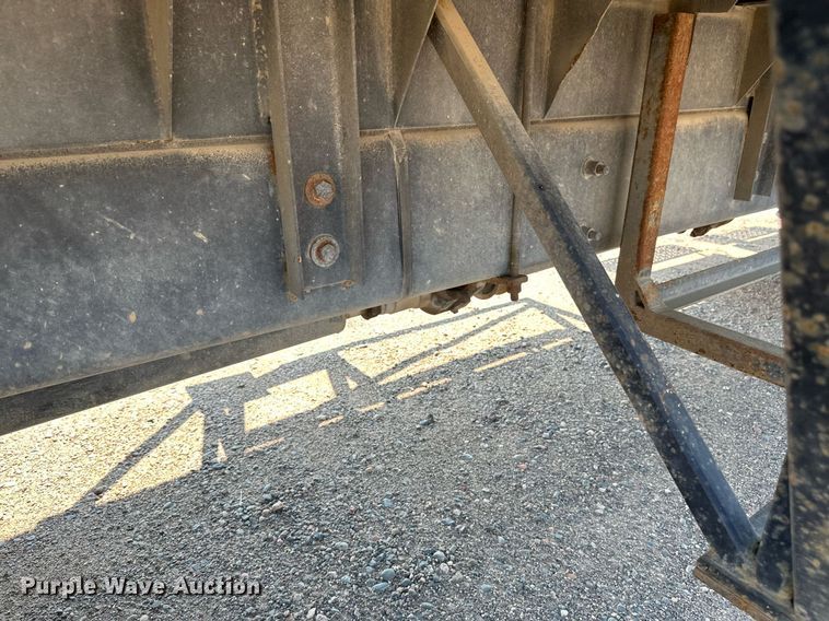 image for item EB2756 2003 International 4400 flatbed truck