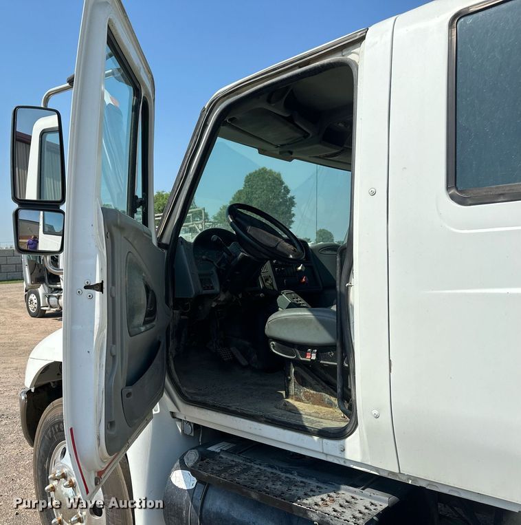 image for item EB2756 2003 International 4400 flatbed truck