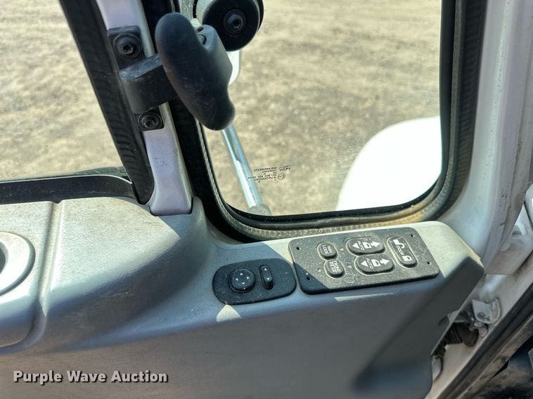 image for item EB2756 2003 International 4400 flatbed truck