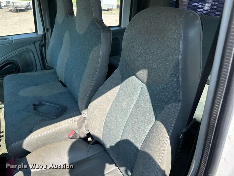 image for item EB2756 2003 International 4400 flatbed truck