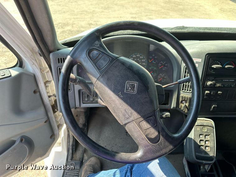 image for item EB2756 2003 International 4400 flatbed truck