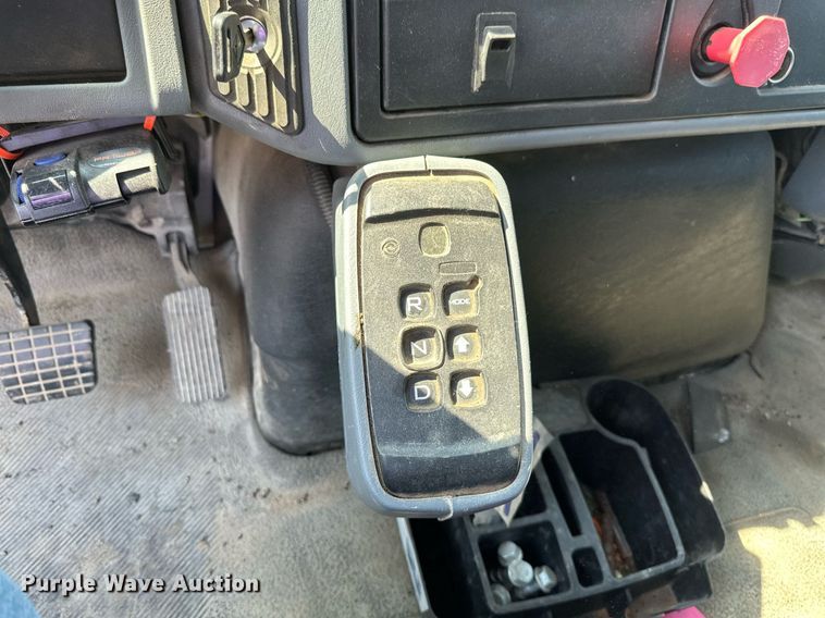 image for item EB2756 2003 International 4400 flatbed truck