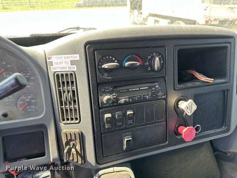 image for item EB2756 2003 International 4400 flatbed truck