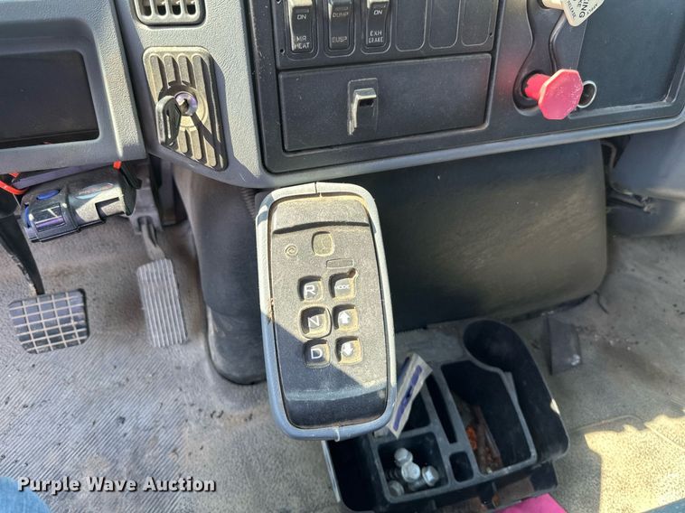 image for item EB2756 2003 International 4400 flatbed truck