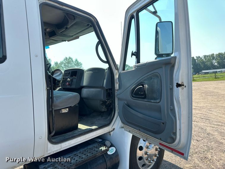 image for item EB2756 2003 International 4400 flatbed truck