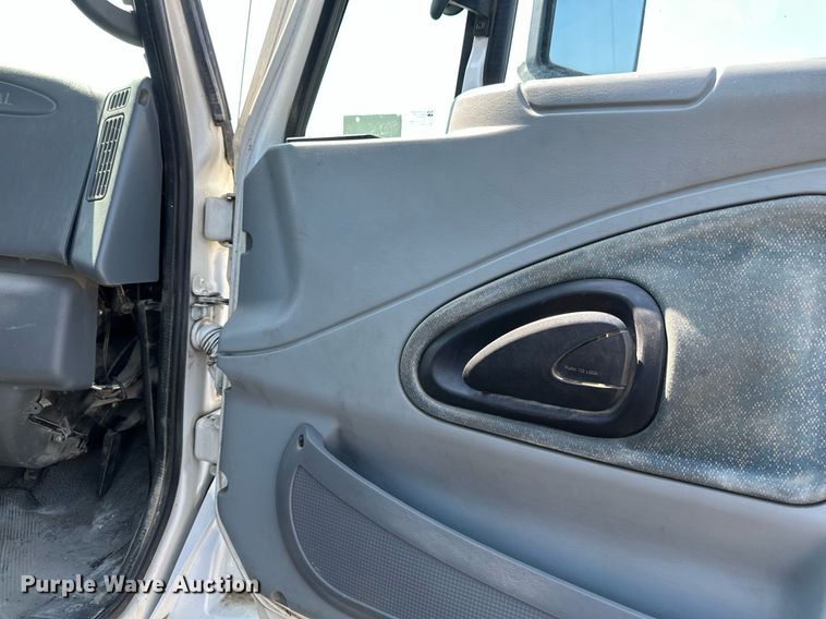 image for item EB2756 2003 International 4400 flatbed truck