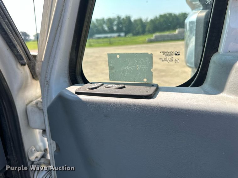 image for item EB2756 2003 International 4400 flatbed truck