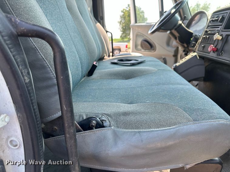 image for item EB2756 2003 International 4400 flatbed truck