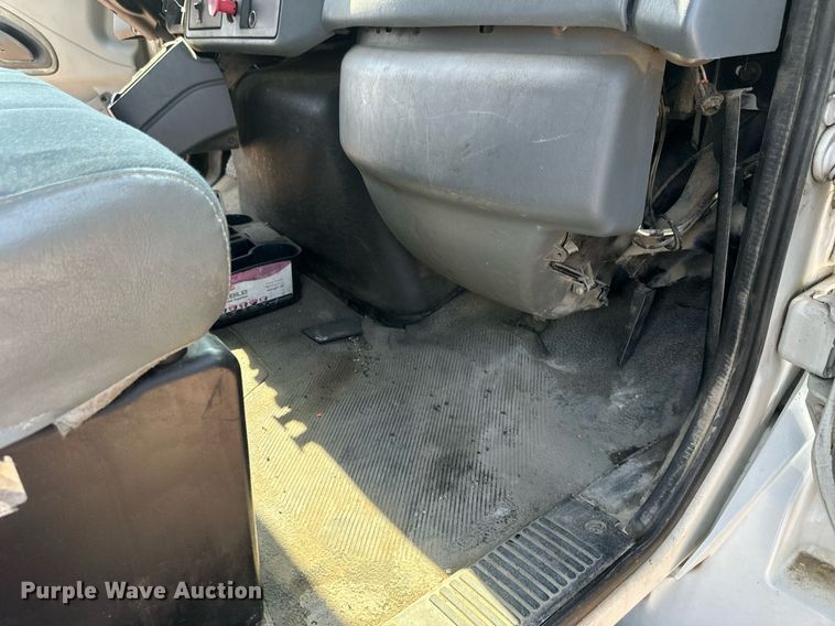 image for item EB2756 2003 International 4400 flatbed truck