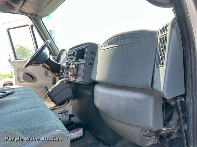 image for item EB2756 2003 International 4400 flatbed truck