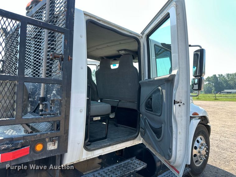 image for item EB2756 2003 International 4400 flatbed truck