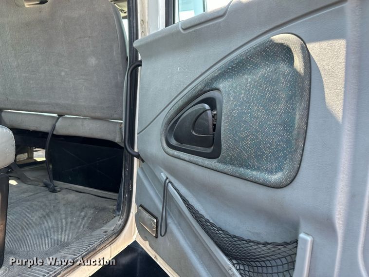 image for item EB2756 2003 International 4400 flatbed truck