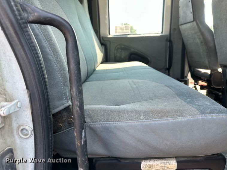 image for item EB2756 2003 International 4400 flatbed truck