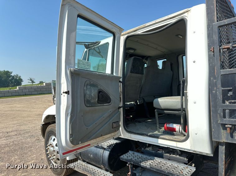 image for item EB2756 2003 International 4400 flatbed truck