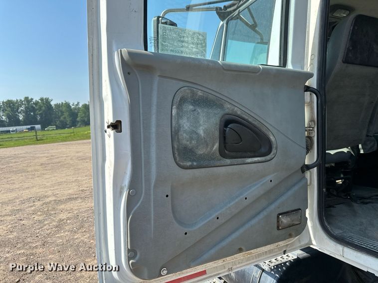 image for item EB2756 2003 International 4400 flatbed truck