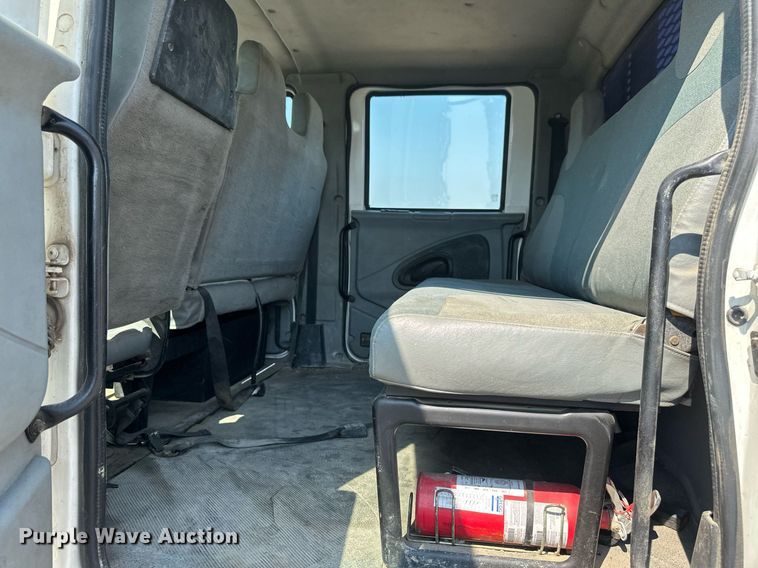 image for item EB2756 2003 International 4400 flatbed truck