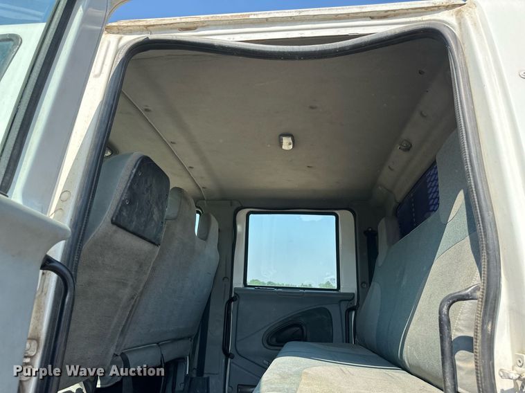 image for item EB2756 2003 International 4400 flatbed truck