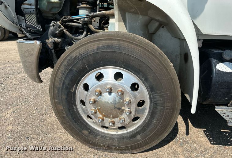 image for item EB2756 2003 International 4400 flatbed truck