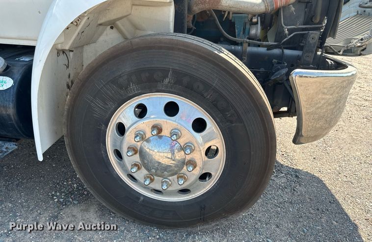 image for item EB2756 2003 International 4400 flatbed truck