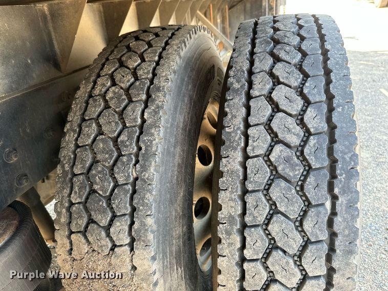 image for item EB2756 2003 International 4400 flatbed truck