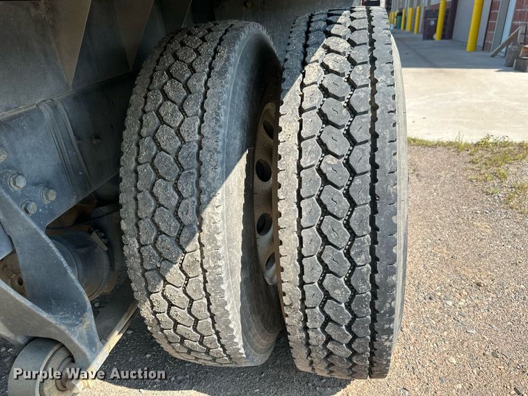 image for item EB2756 2003 International 4400 flatbed truck