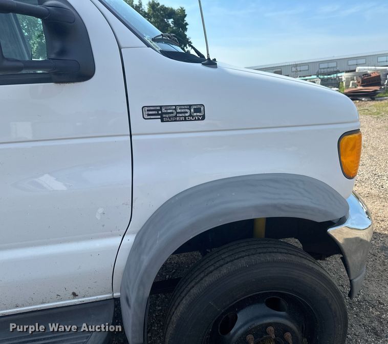image for item EB2757 2003 Ford E550 utility / service truck