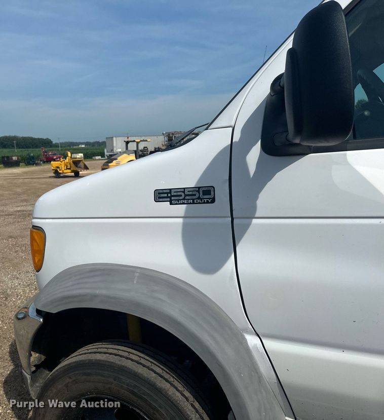 image for item EB2757 2003 Ford E550 utility / service truck