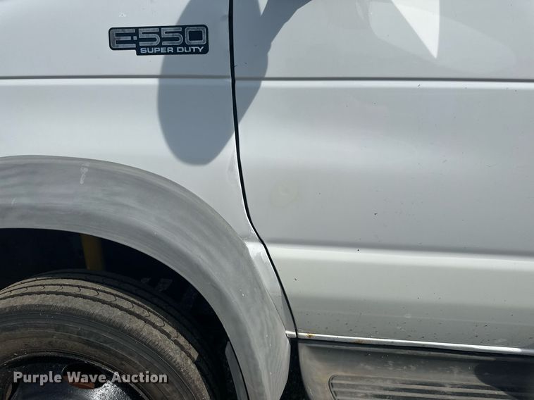 image for item EB2757 2003 Ford E550 utility / service truck