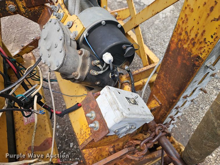 image for item EB8170 1999 International 4700 flatbed truck with crash attenuator