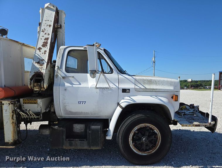 image for item ED2134 1987 Chevrolet C7 crane truck