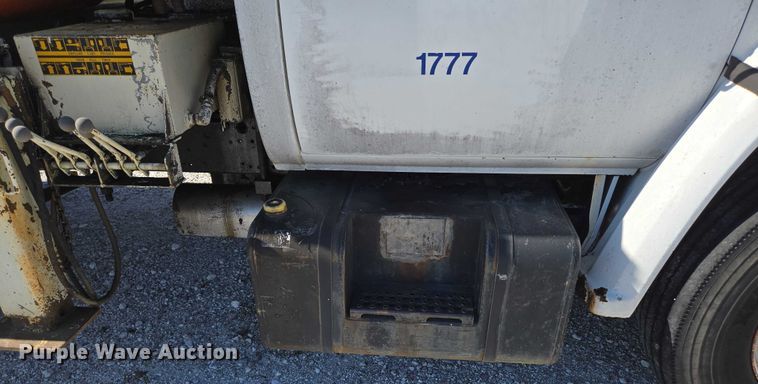 image for item ED2134 1987 Chevrolet C7 crane truck