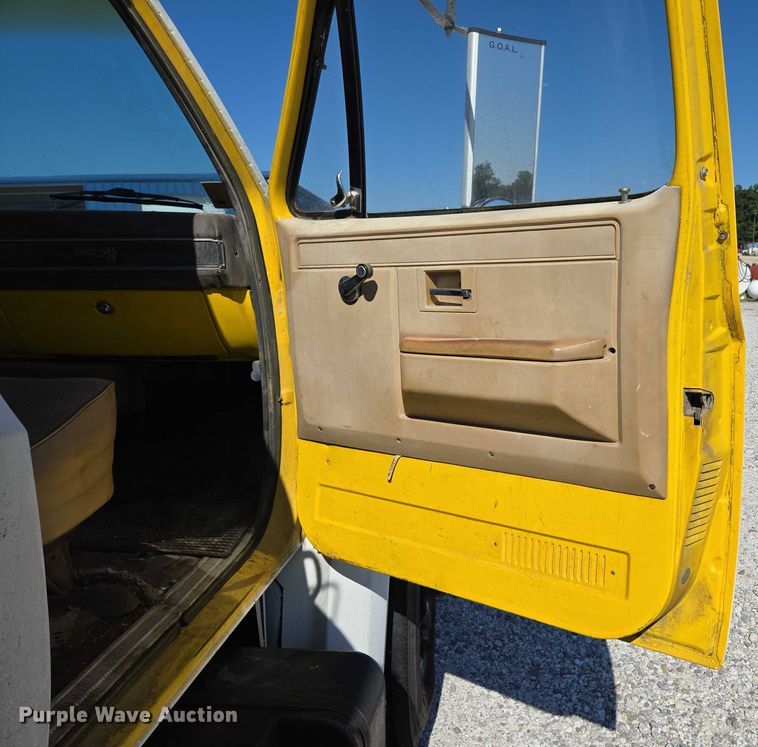 image for item ED2134 1987 Chevrolet C7 crane truck