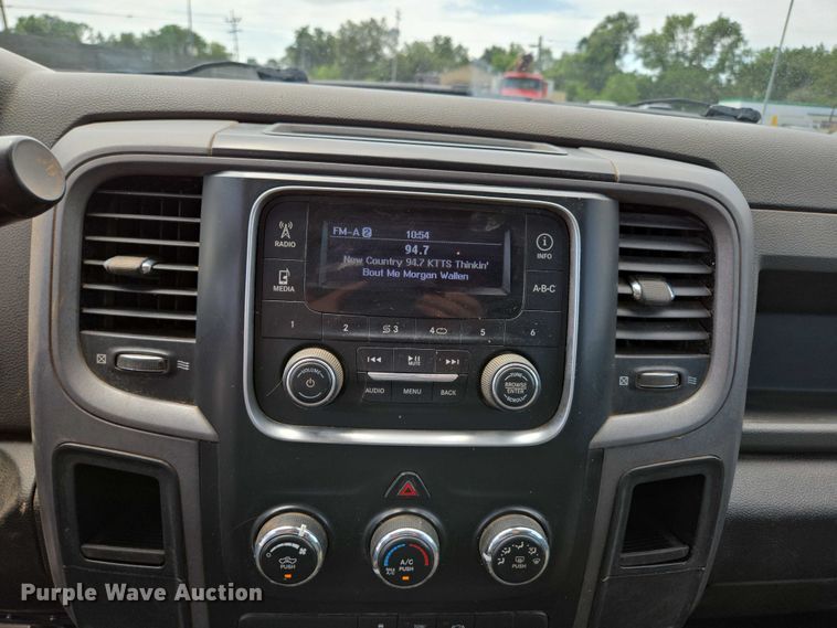 image for item ED2140 2014 Dodge Ram 3500 Crew Cab flatbed pickup truck