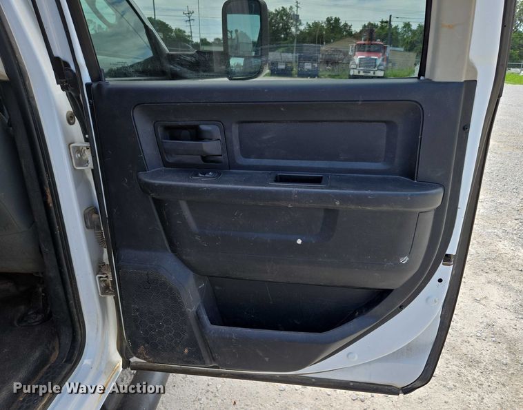 image for item ED2140 2014 Dodge Ram 3500 Crew Cab flatbed pickup truck