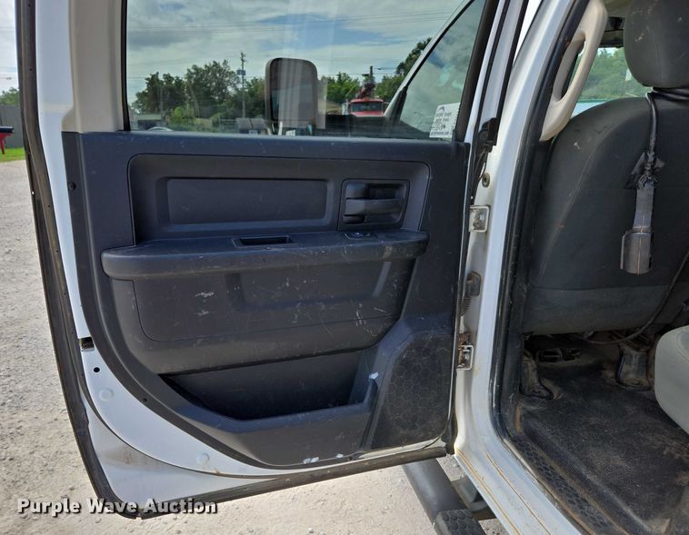 image for item ED2140 2014 Dodge Ram 3500 Crew Cab flatbed pickup truck