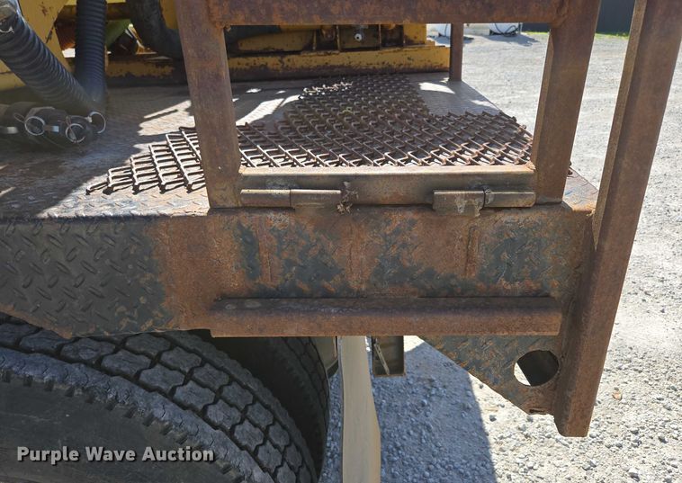 image for item ED2142 2007 International 9400i SBA flatbed truck with mud mixing system