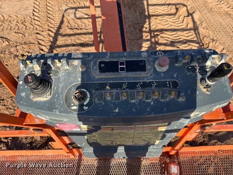 image for item ED5792 2003 JLG 600AJ boom lift