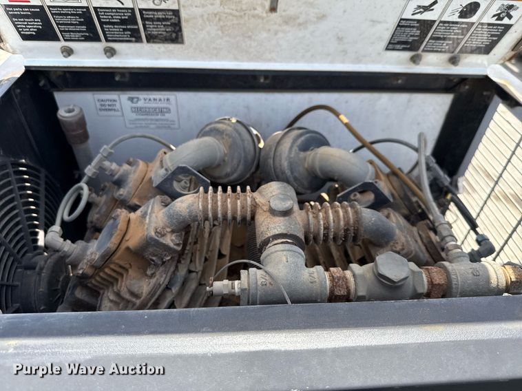 image for item ED5799 2016 Peterbilt 337 crane truck